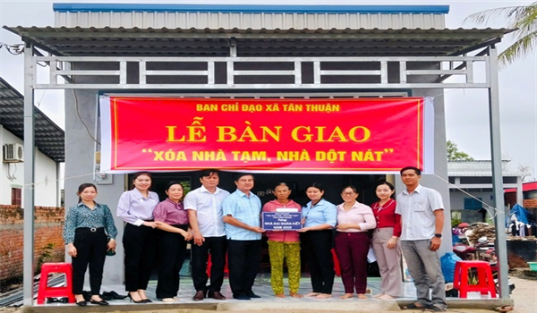 Bàn giao 13 căn nhà Đại đoàn kết năm 2025 tại xã Tân Thuận