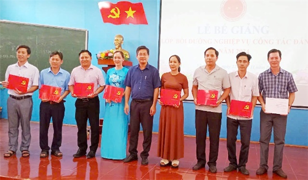 Bế giảng lớp tập huấn bồi dưỡng công tác Đảng cho Phó Bí thư chi bộ, cấp ủy viên cơ sở năm 2024